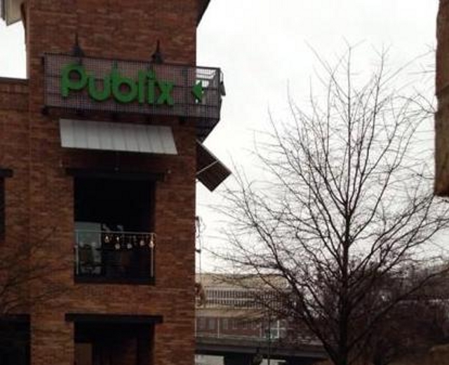 Illustration for article titled Lusta volt megsétáltatni a kutyát, kilógatta az ablakon - fotóval!