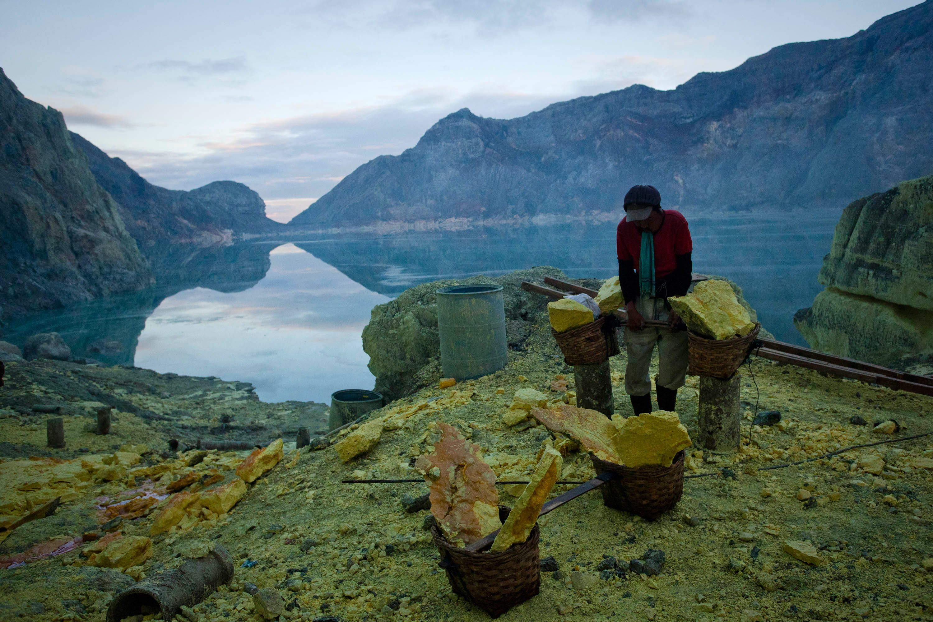 Illustration for article titled Áldozati kecskét ásnak a tűzhányó kráterébe a jávai kénbányászok