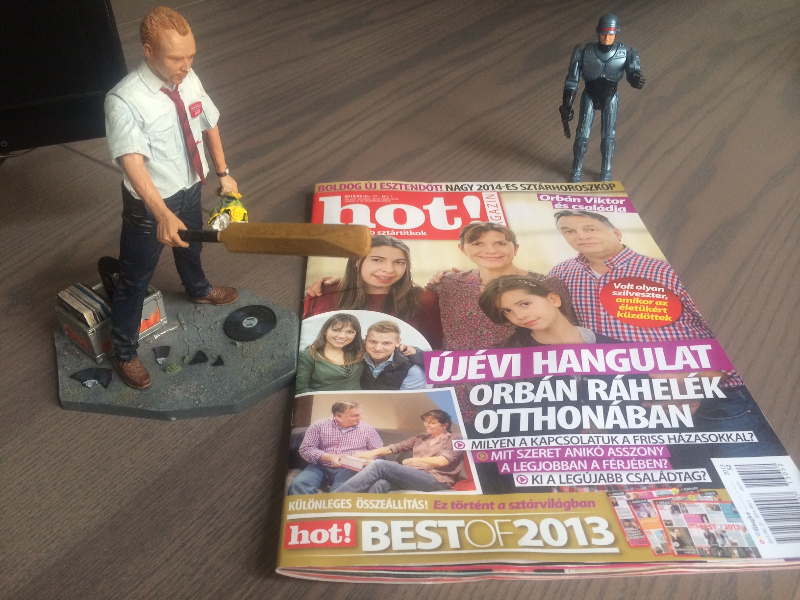 A felesége hátára tapadva kukucskál Orbán Viktor