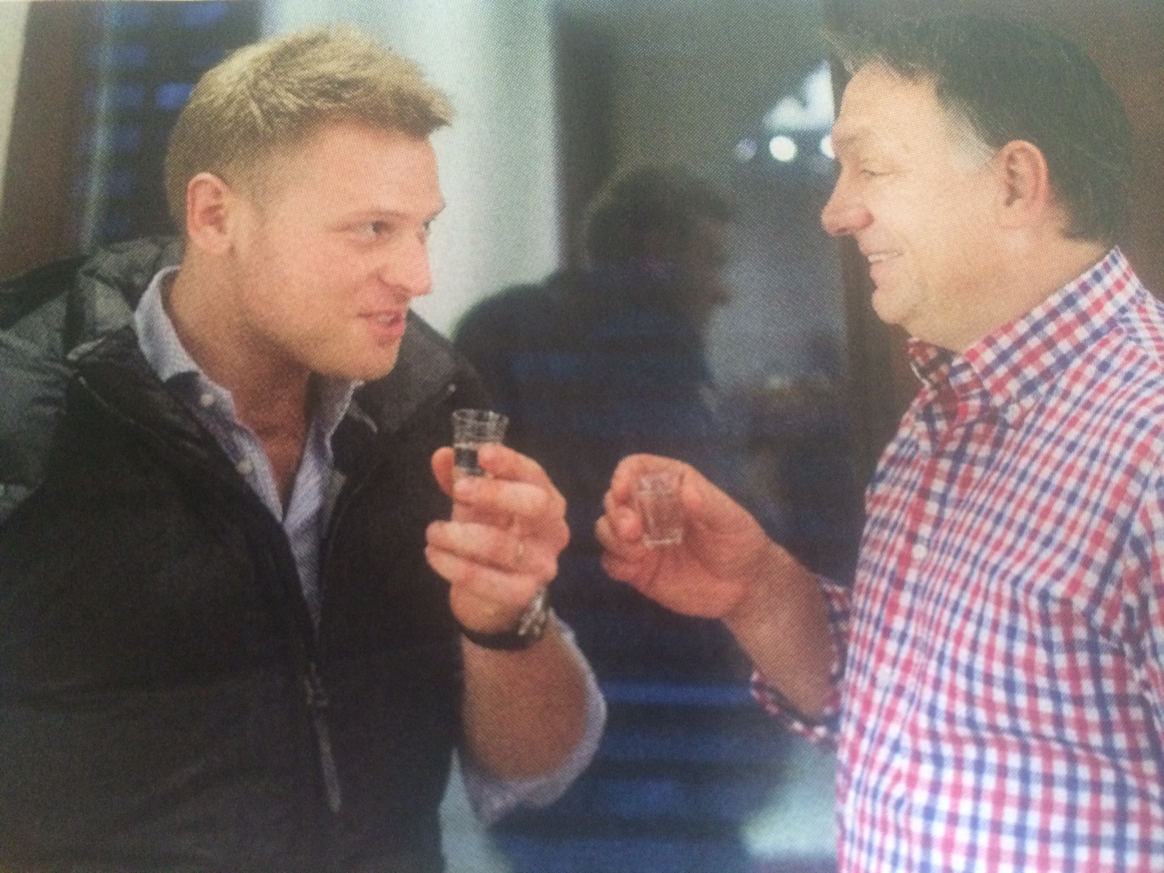 Illustration for article titled A felesége hátára tapadva kukucskál Orbán Viktor