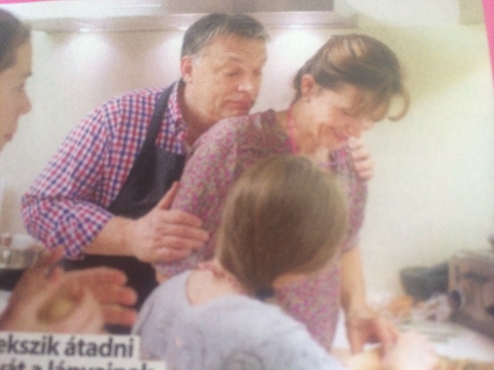 Illustration for article titled A felesége hátára tapadva kukucskál Orbán Viktor