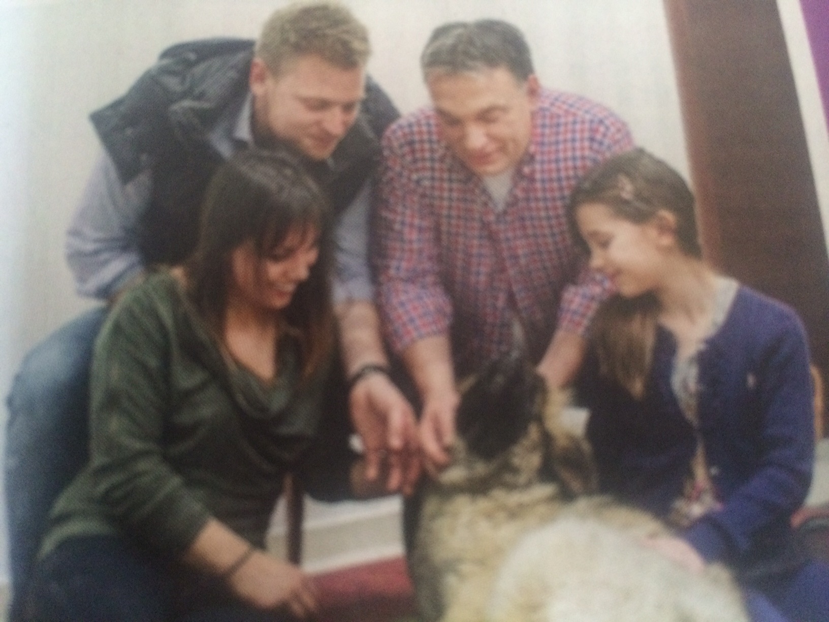 Illustration for article titled A felesége hátára tapadva kukucskál Orbán Viktor