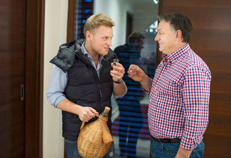 Illustration for article titled Orbán Viktor kitette az összes Hot magazinos családi fotót