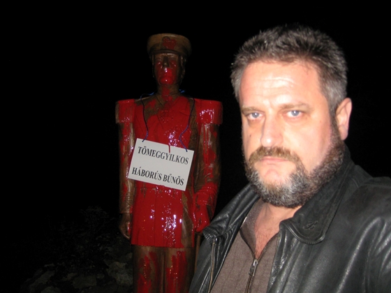 Illustration for article titled Tarlósinggal kíván fideszmentes boldog újévet minden kaszinótojások atyja