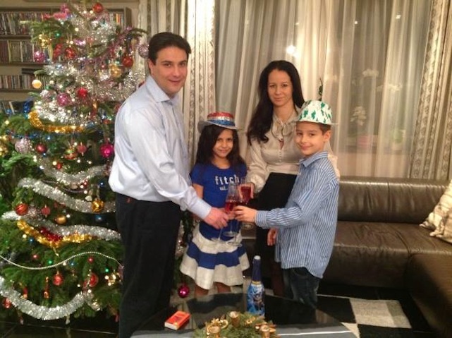 Miért egy hitelminősítő pólóját hordja Mesterházy kislánya a fa alatt?