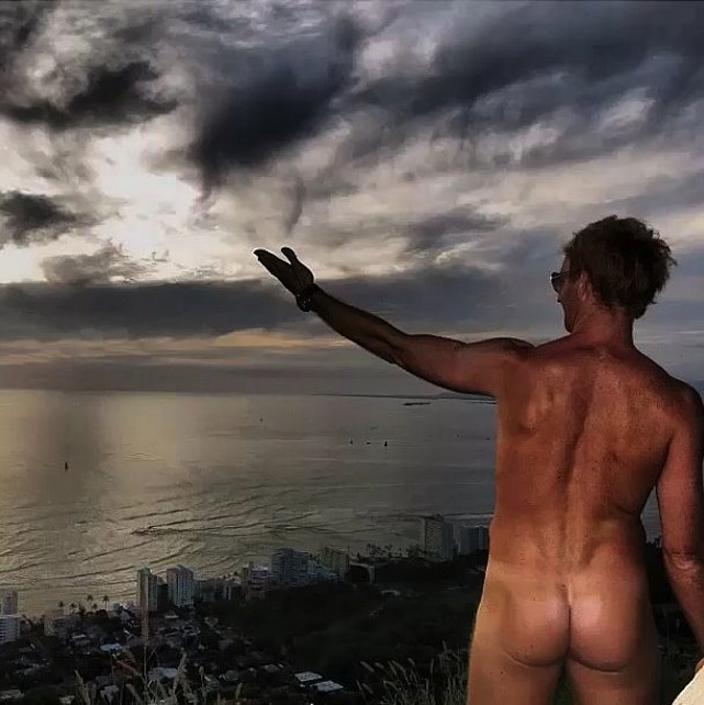 Kovács Péter futballista a seggével kíván boldog új évet