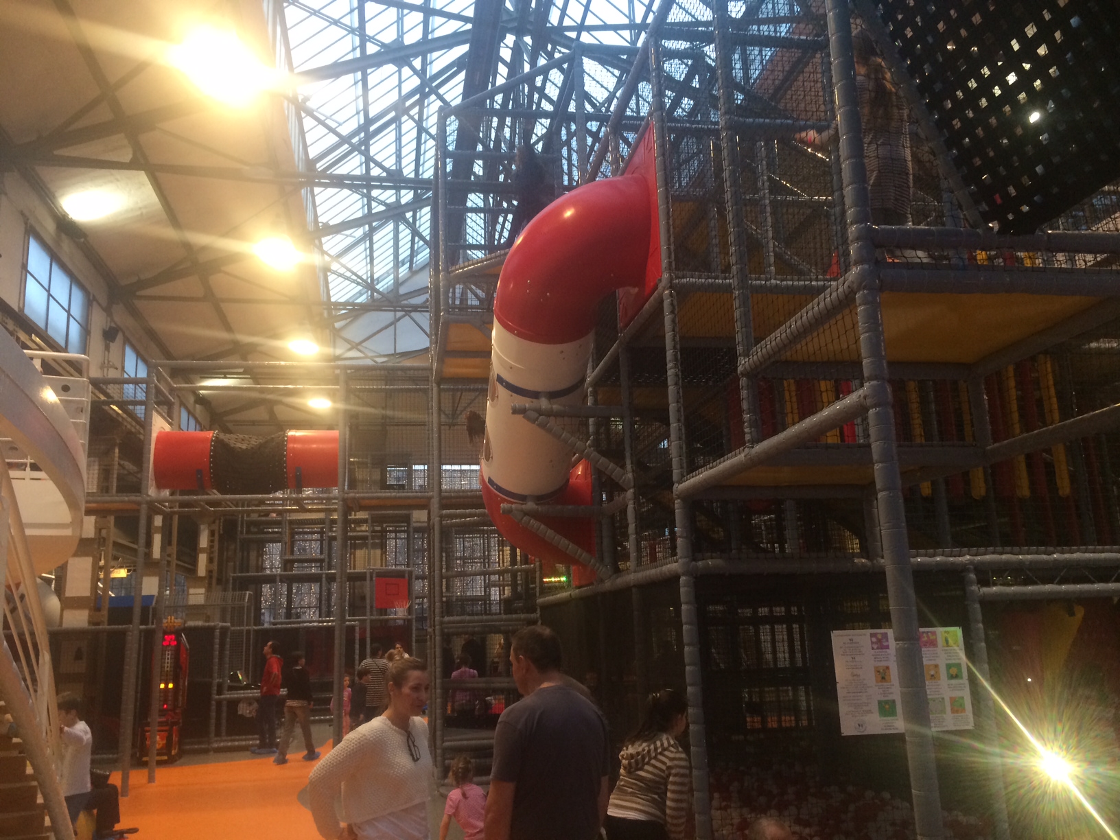 Illustration for article titled Jó, hogy nem játszókocsmát nyitottak gyerekeknek