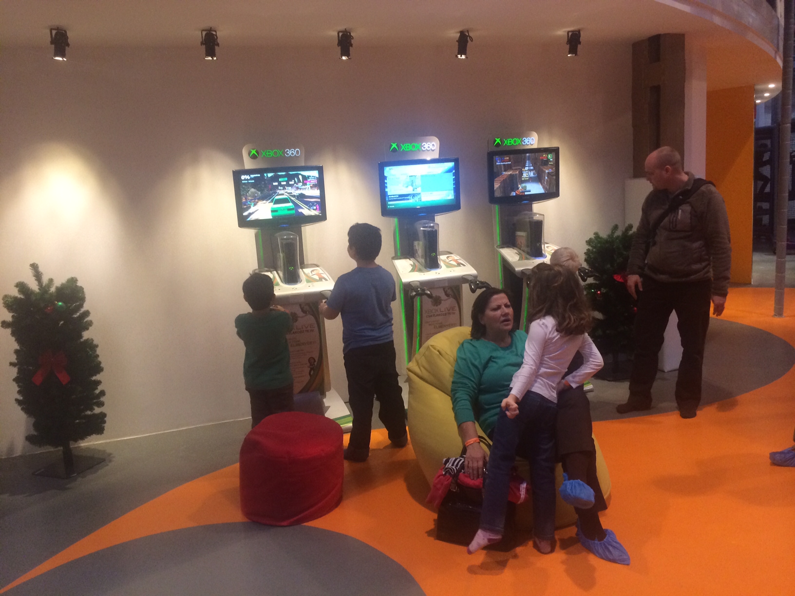 Illustration for article titled Jó, hogy nem játszókocsmát nyitottak gyerekeknek