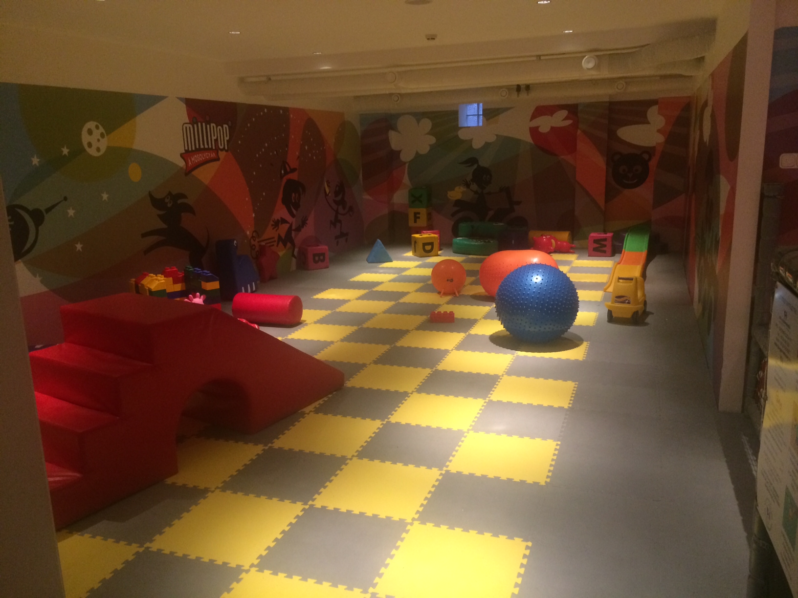 Illustration for article titled Jó, hogy nem játszókocsmát nyitottak gyerekeknek