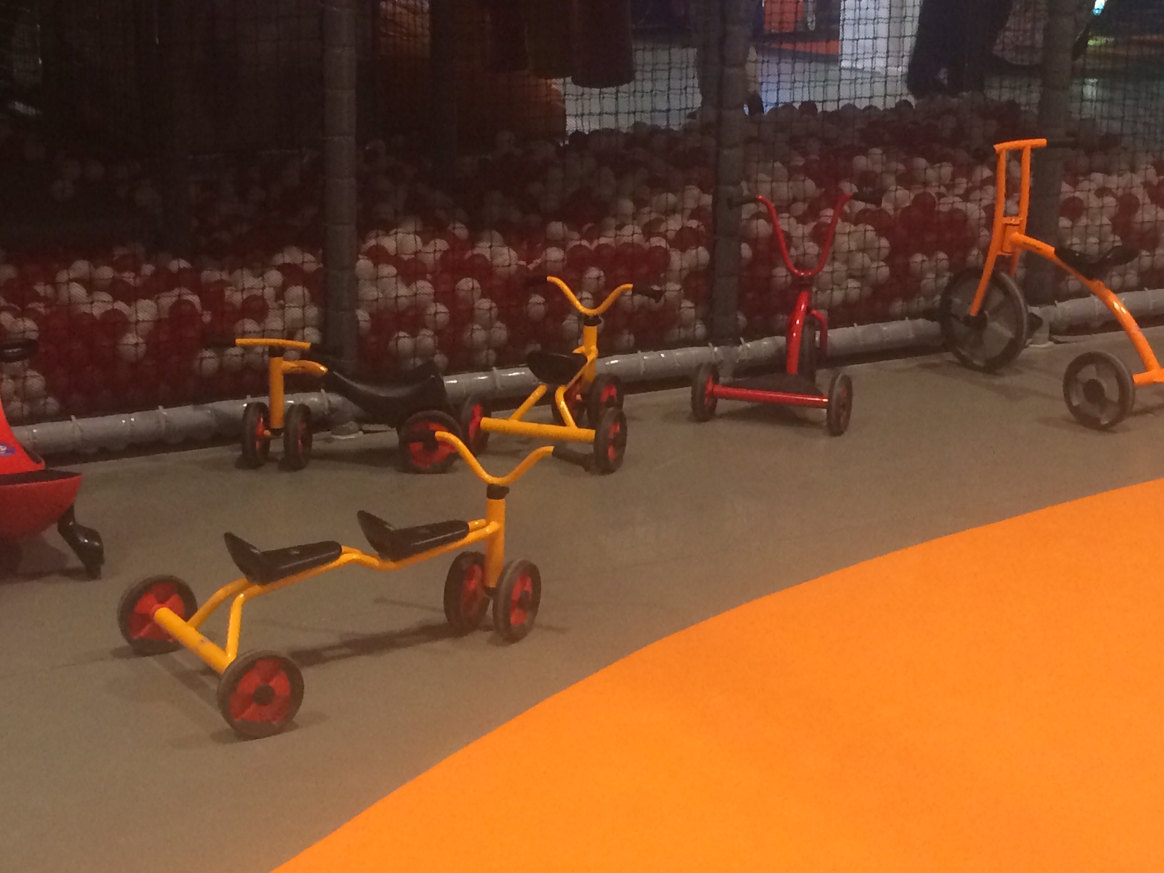 Illustration for article titled Jó, hogy nem játszókocsmát nyitottak gyerekeknek