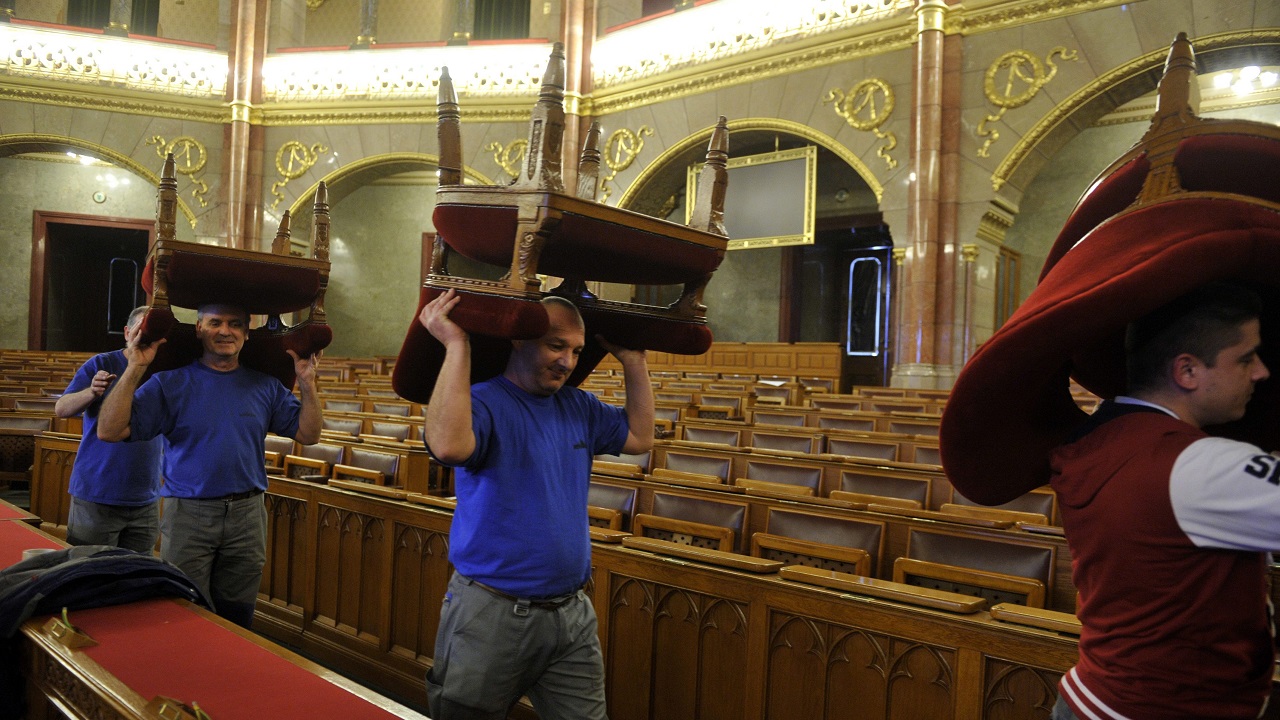 Így rámolják ki éppen most a parlamentet