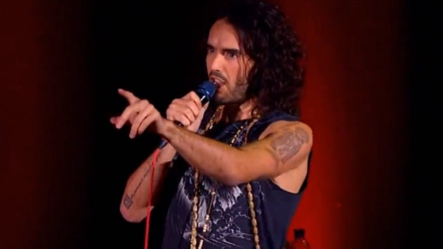 Russell Brand így kussoltat el egy óbégató rendzavarót