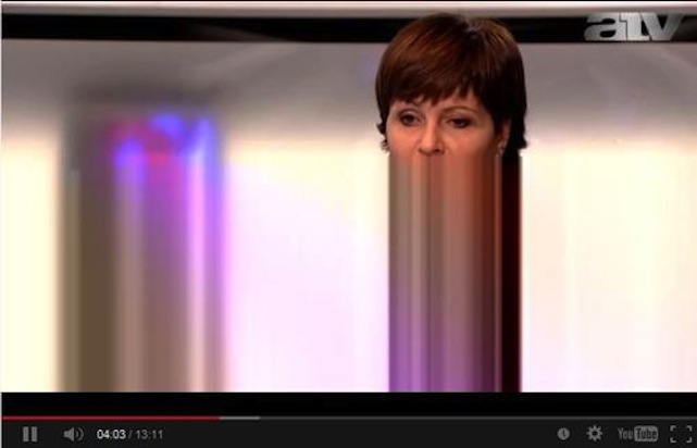 A nap műtárgya: Kálmán Olga mint PEZ cukorkaadagoló