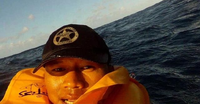 A tengerbe esett a repülője, de úszás közben is önfotót csinált