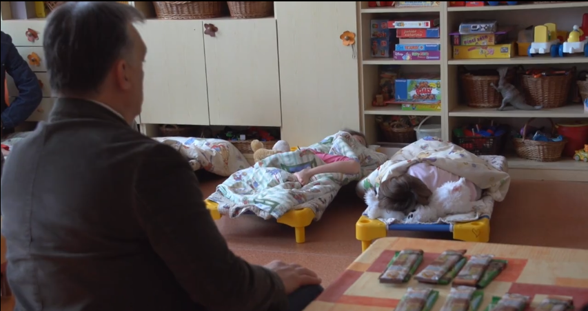 Orbán nem hagyta aludni a gyerekeket Rogán szülőfalujában