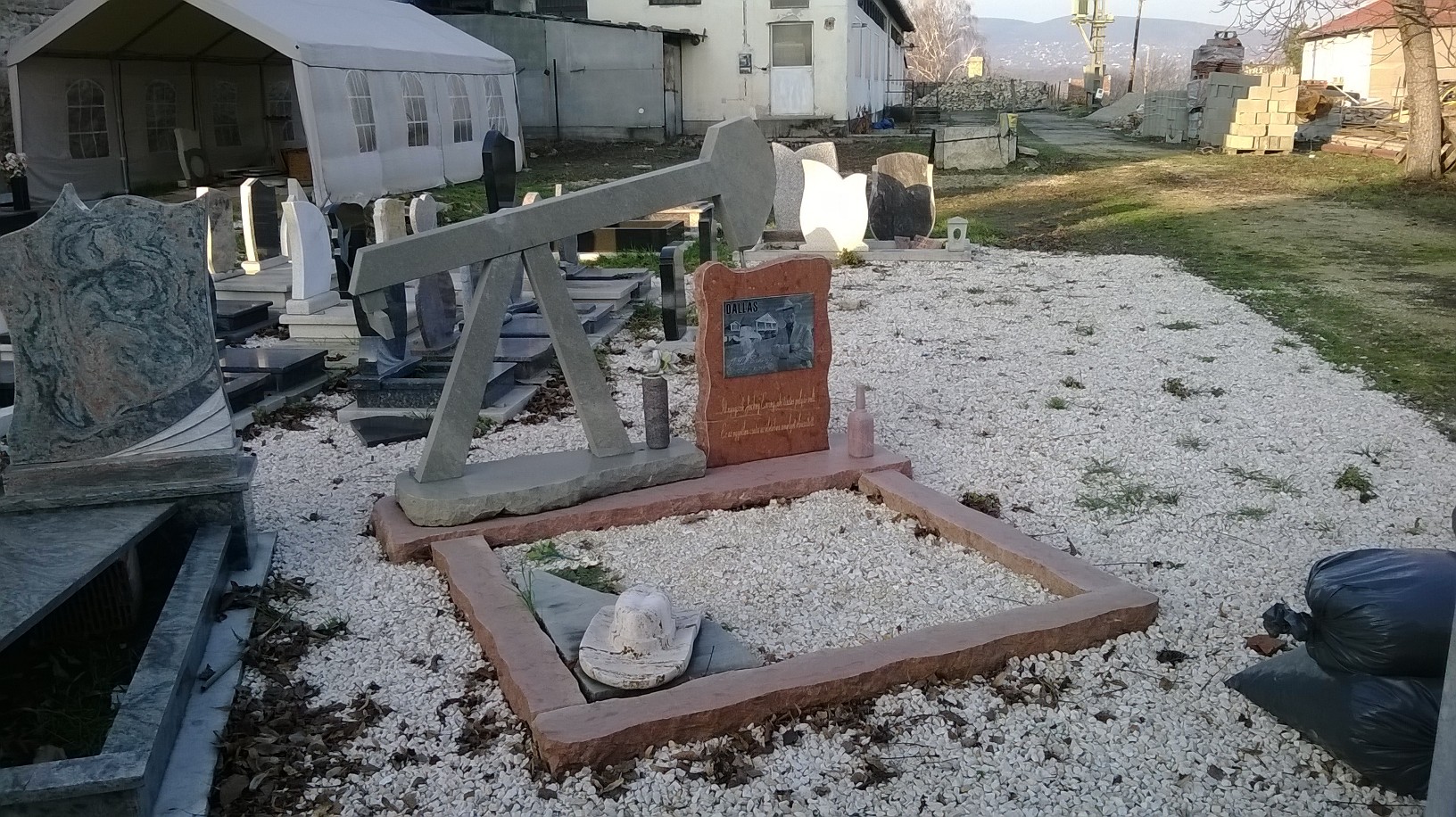 Halj meg Pomázon, ezért az olajkutas sírkőért érdemes