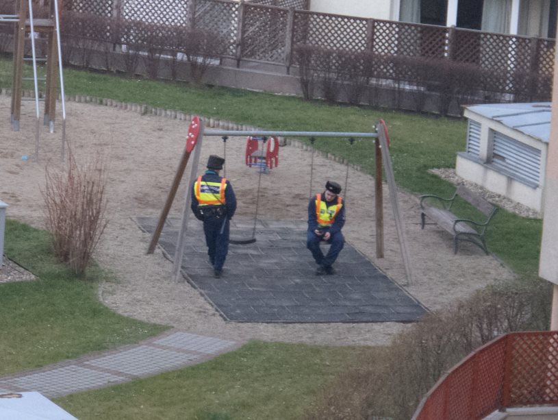 Illustration for article titled A rendőrség hatékonyan biztosítja a robbantott bank környékét