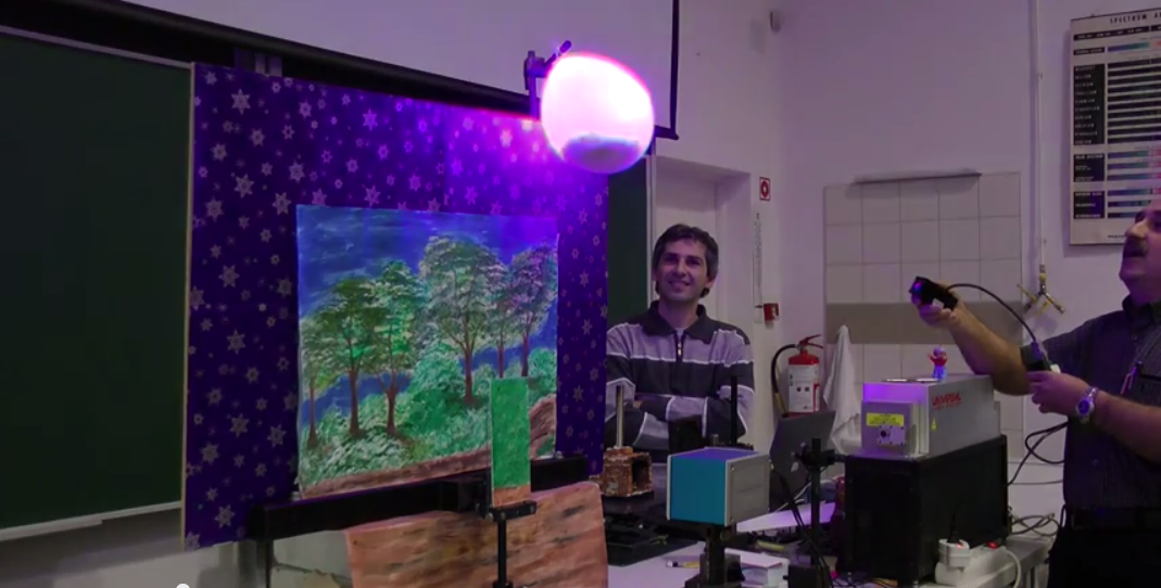 Illustration for article titled Lézer Jenő karácsonya: itt az új Öveges professzor!!!