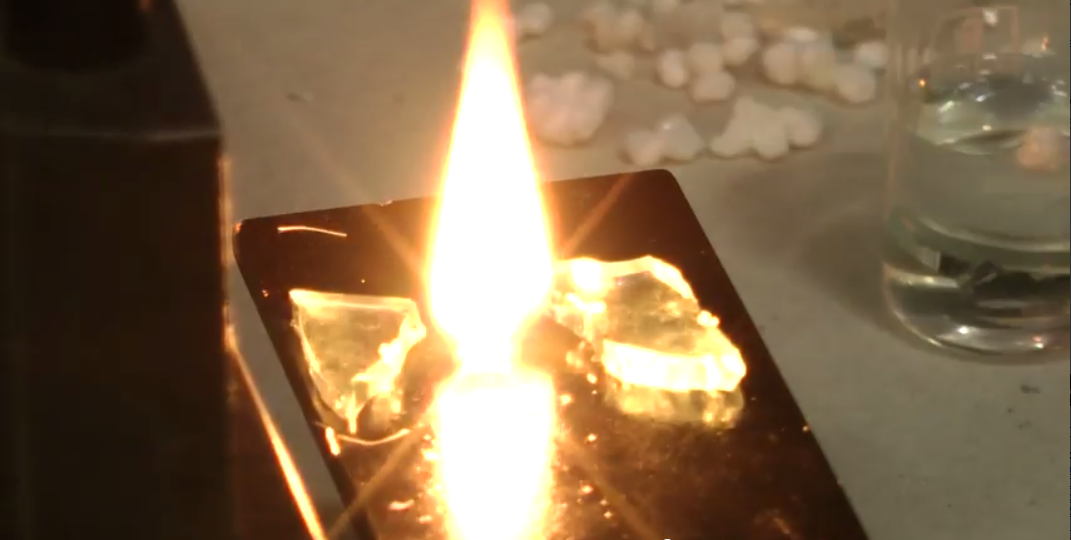 Illustration for article titled Lézer Jenő karácsonya: itt az új Öveges professzor!!!