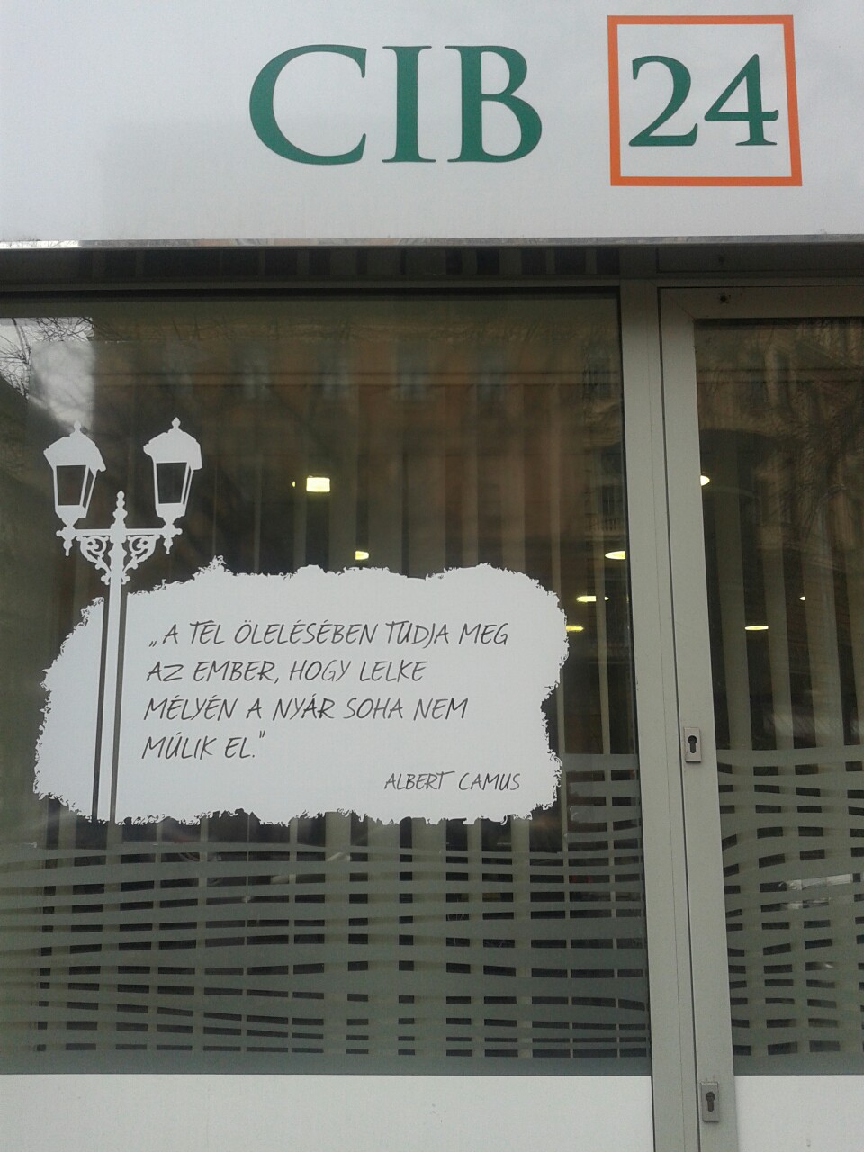 Illustration for article titled Albert Camus-idézettel gondolkodtat el a CIB bank