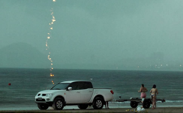 Illustration for article titled Villám csapott a turistába a tengerparton, a fotós mindent megörökített