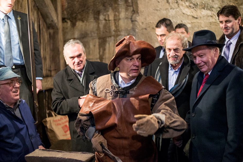 Illustration for article titled Kávé helyett: Orbán Viktor törpkováccsá változott (frissítve)