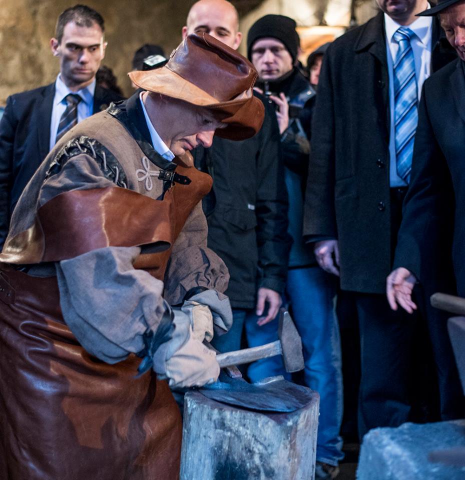 Illustration for article titled Kávé helyett: Orbán Viktor törpkováccsá változott (frissítve)