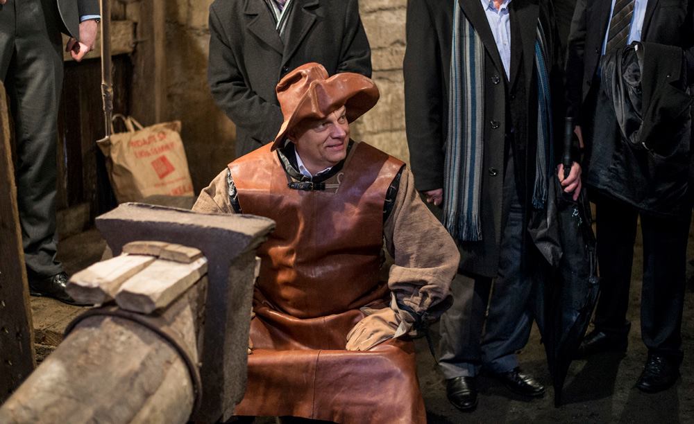 Illustration for article titled Kávé helyett: Orbán Viktor törpkováccsá változott (frissítve)