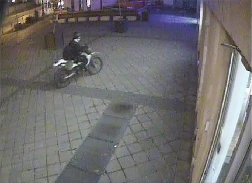 Illustration for article titled Itt vannak a képek a feltételezett bankrobbantóról!