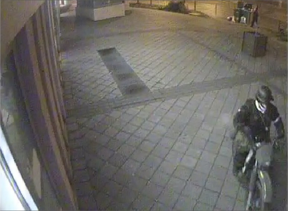 Illustration for article titled Itt vannak a képek a feltételezett bankrobbantóról!