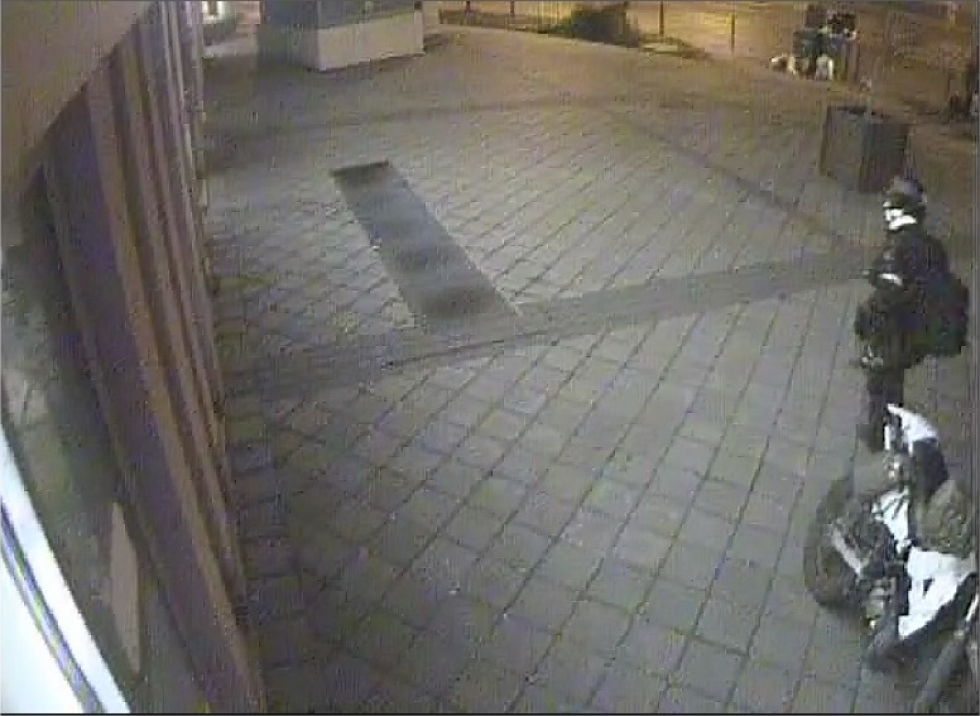 Illustration for article titled Itt vannak a képek a feltételezett bankrobbantóról!