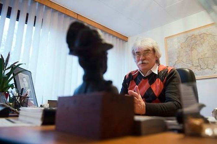 Tényleg Gömbös Gyula képét tartja az asztalán a kormány történészintézetének vezetője? (Updatelve)