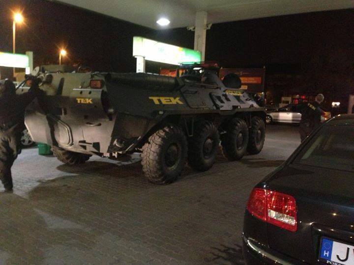 Illustration for article titled Így tankol a TEK