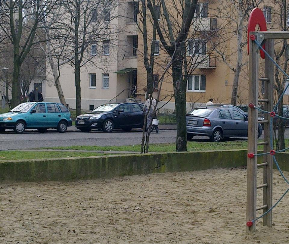 Illustration for article titled Ez a feketén homokozó bácsi az új hősöm