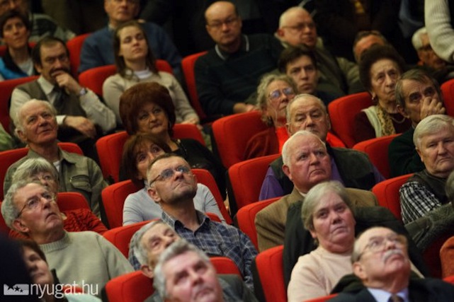 Mit művel a gépesített rezsiharcos néni a rezsiharcos bácsival?