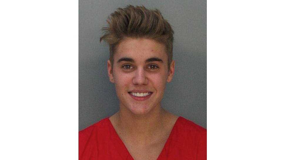 Justin Bieber kifejezetten jókedvű a rendőrségi fotóján