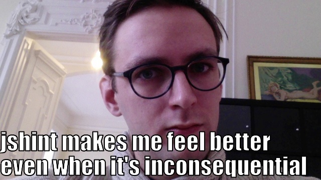 Meztelen gobelinnő kacsint a munkában elfáradt fejlesztőre