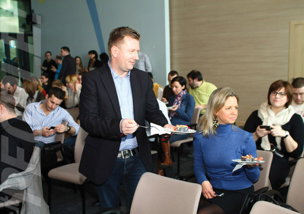 Megvan a nap Obesovszky-díjas cikke, benyalnak a golflabdáig