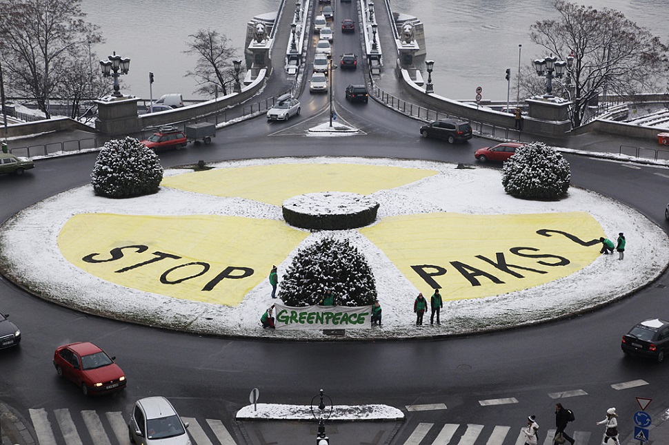 Óriási atomjel lett a Clark Ádám téri körforgalomból