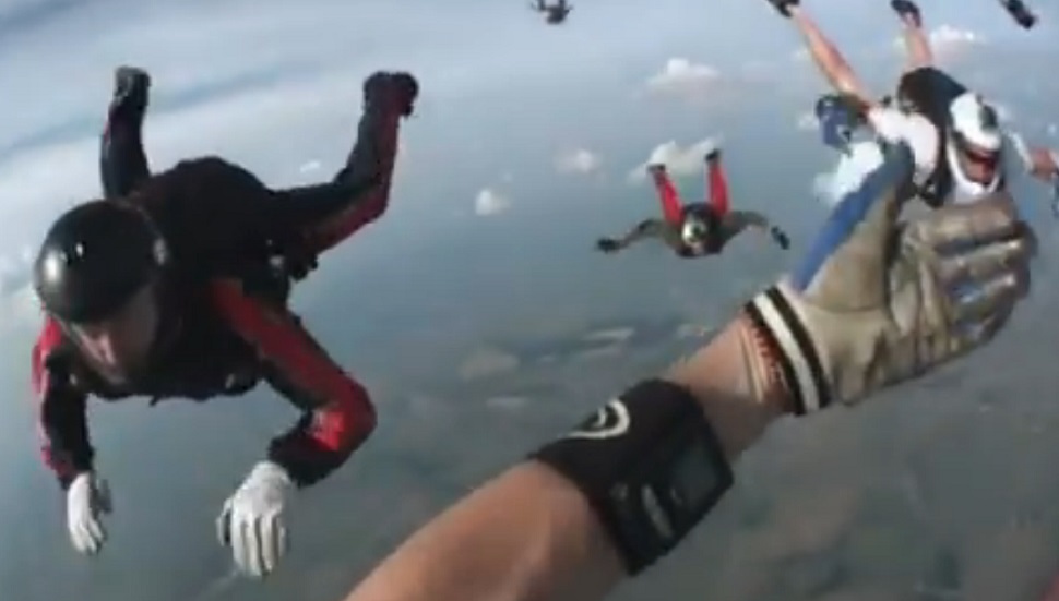 Zuhanás közben ájult el a sisakkamerás ejtőernyős