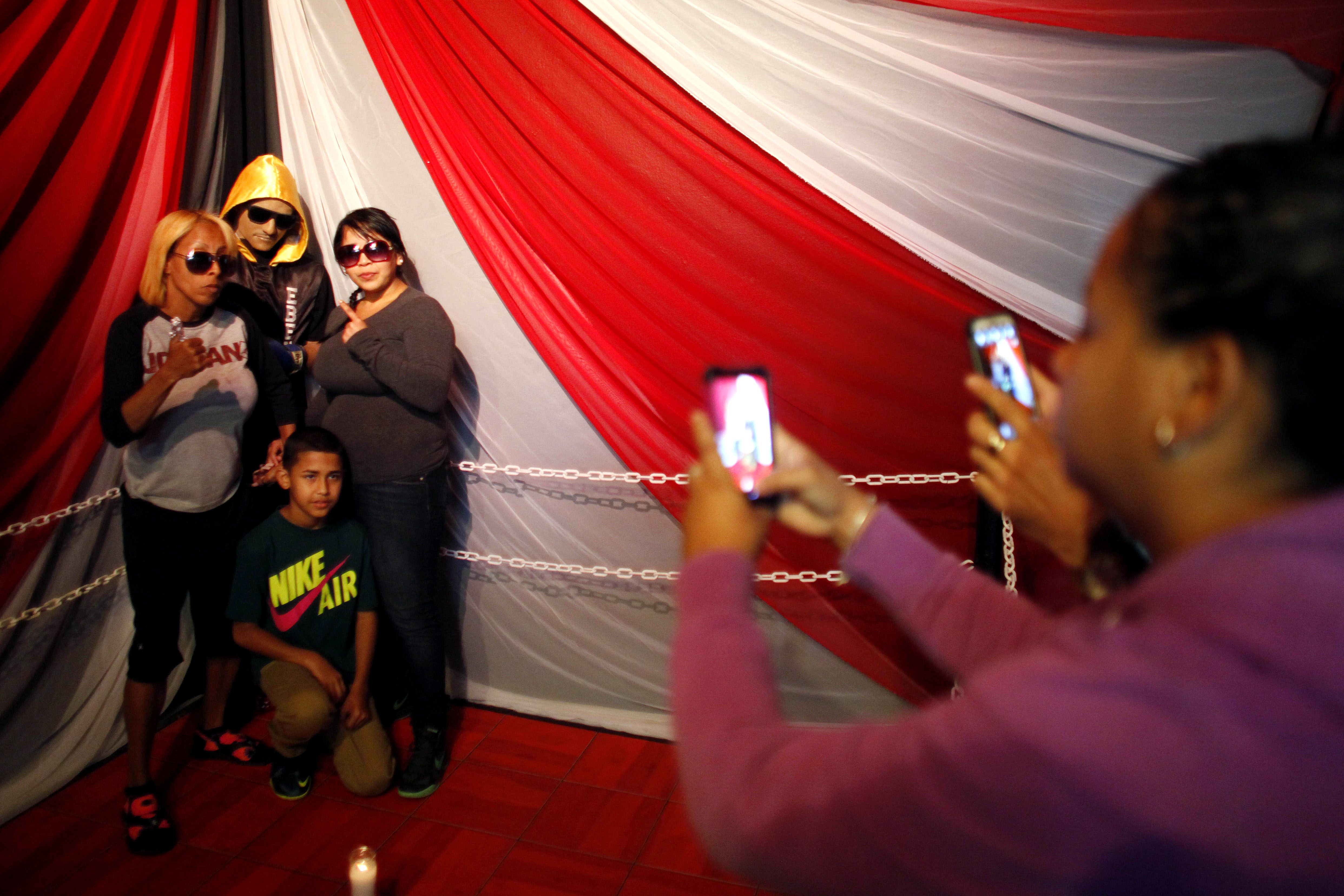 Halála után pózolt a család a lelőtt bokszolóval