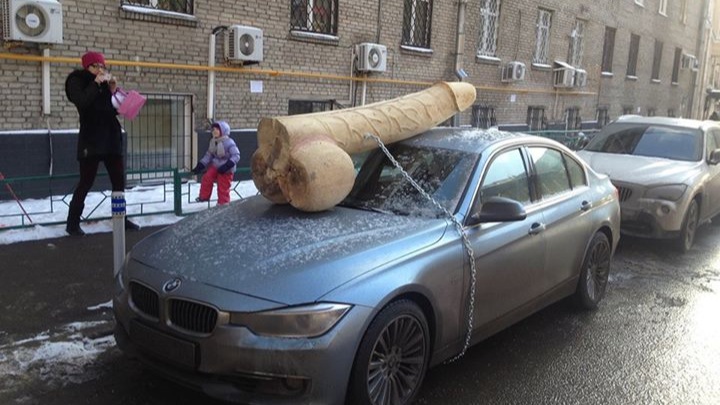 Százkilós fapéniszt láncoltak az orosz ellenzéki humorista autójára