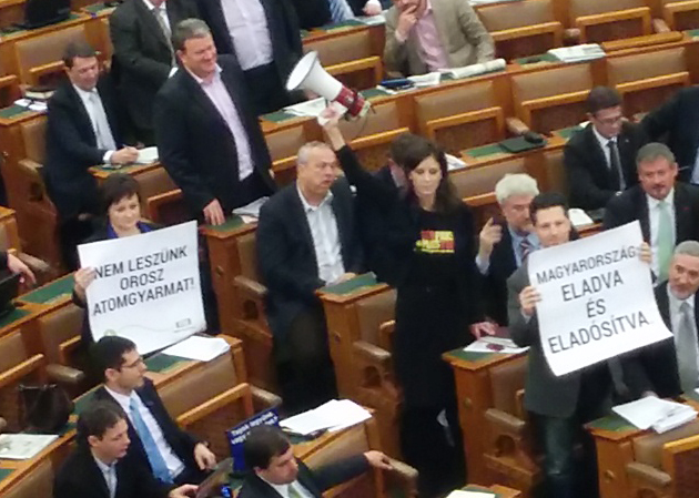 Illustration for article titled Az LMP szétszirénázta a parlamenti ülést a szovjet szerződés miatt