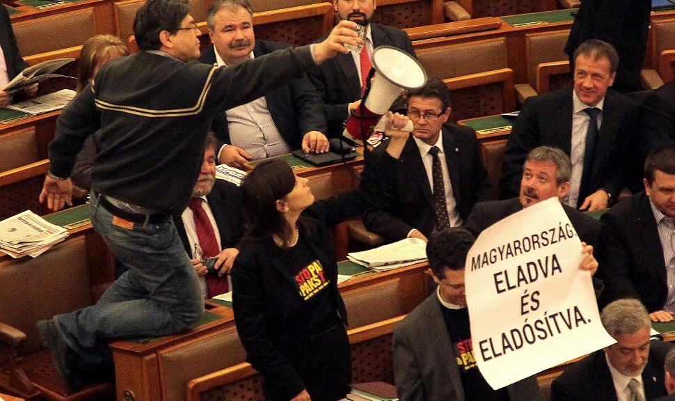Éljen! Visszatért a börleszk a parlamentbe!