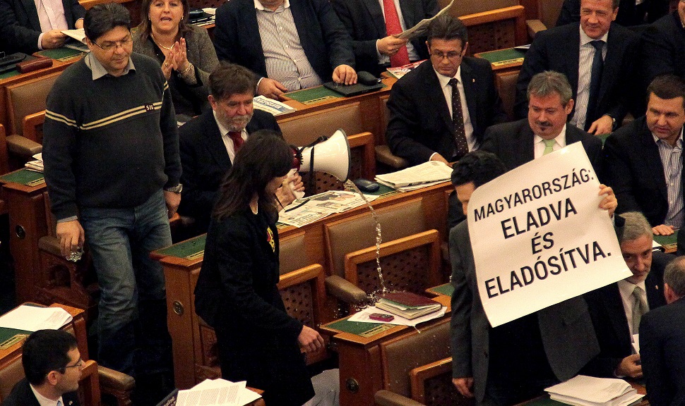 Illustration for article titled Éljen! Visszatért a börleszk a parlamentbe!