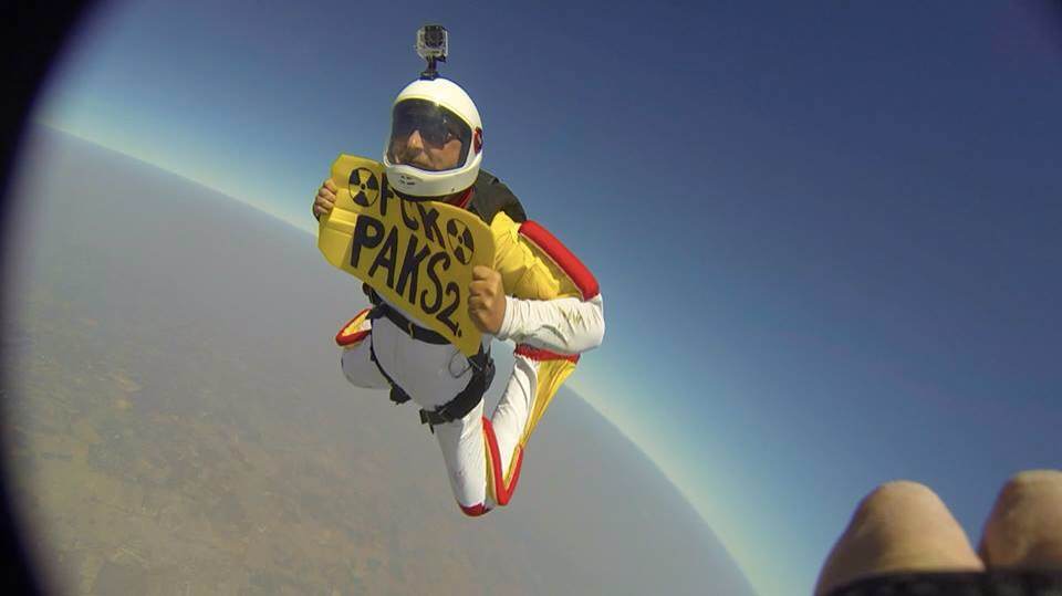 Többezer méteres szabadesés közben tiltakoztak Paks ellen