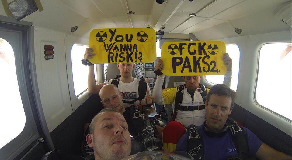 Illustration for article titled Többezer méteres szabadesés közben tiltakoztak Paks ellen