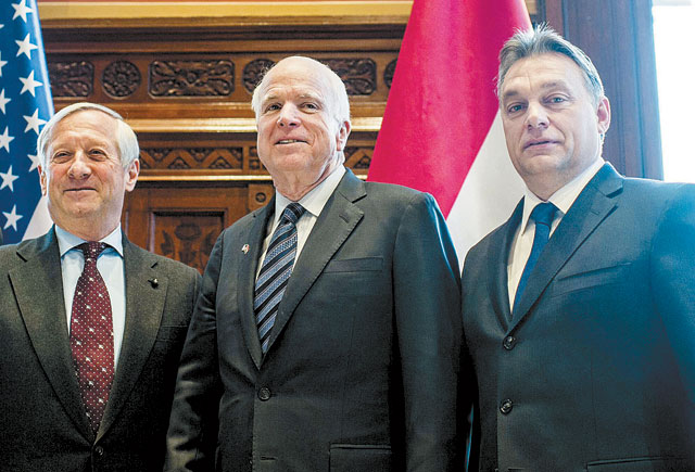 Nem a magyarok miatt jött John McCain Budapestre
