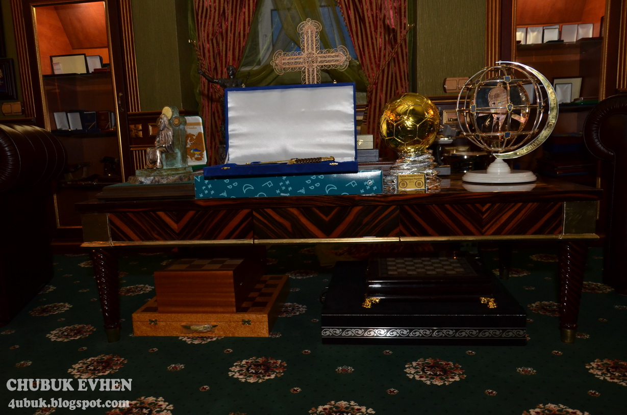 Illustration for article titled Tuti, hogy sosem láttál ilyen elképesztő, összelopott mesekastélyt