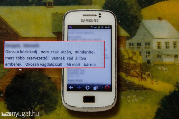 Szombathelyen szerzetesek védik a Fidesz bohócát